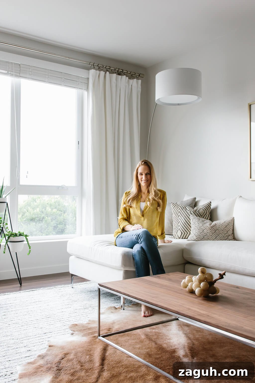 Take a tour of my modern and minimalist living room. My interior design style is a blend of minimalism, mid-century modern, Scandinavian and SoCal vibes. 