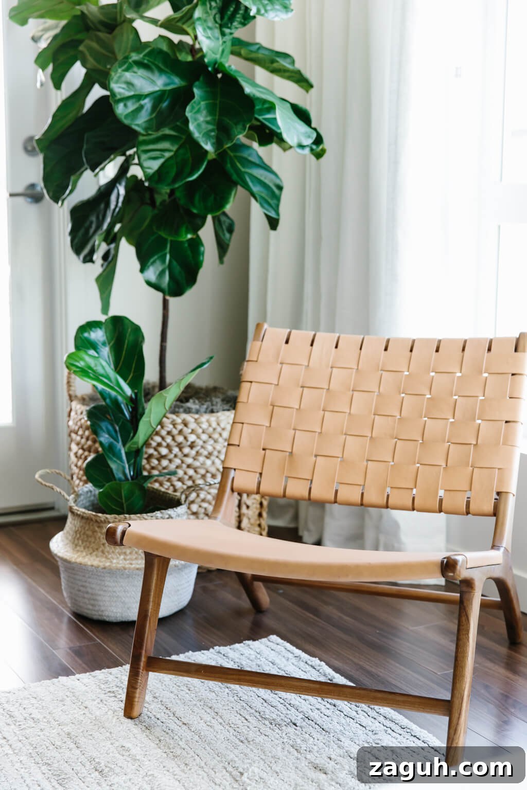 Take a tour of my modern and minimalist living room. My interior design style is a blend of minimalism, mid-century modern, Scandinavian and SoCal vibes. 