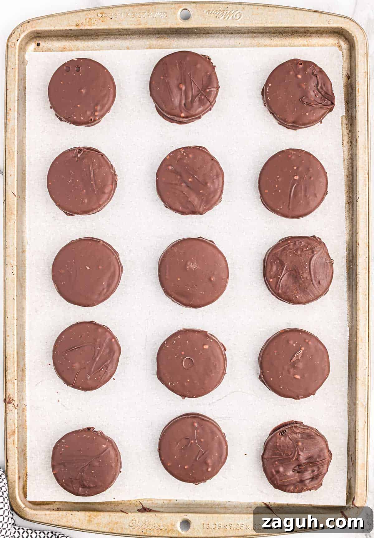 How to Make Chocolate-Covered Oreos at Home 6 chocolate dipped oreos on a baking sheet