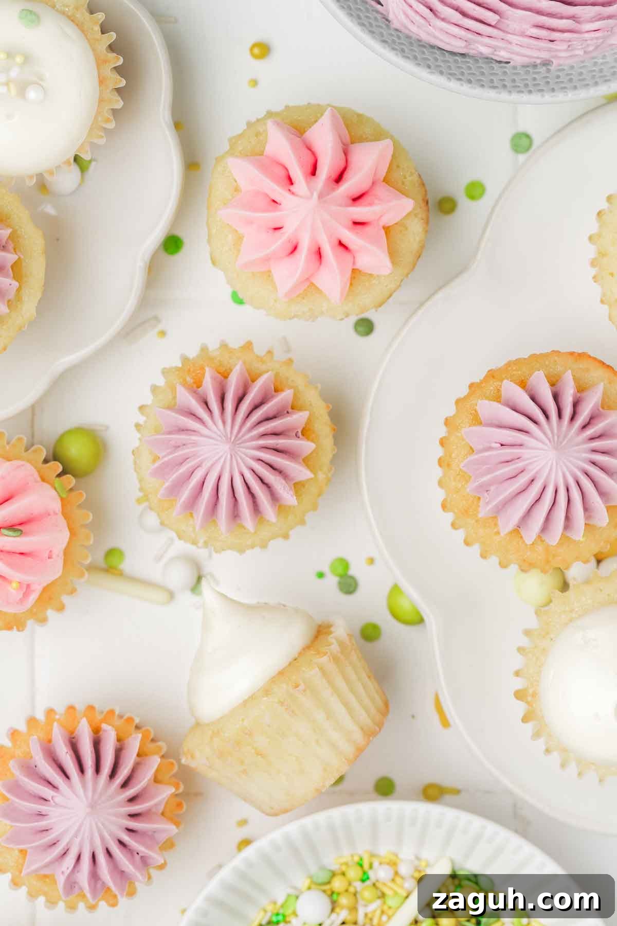Vanilla Mini Cupcakes: Bite-Sized Sweet Treats You’ll Love 2 mini cupcakes sur une table