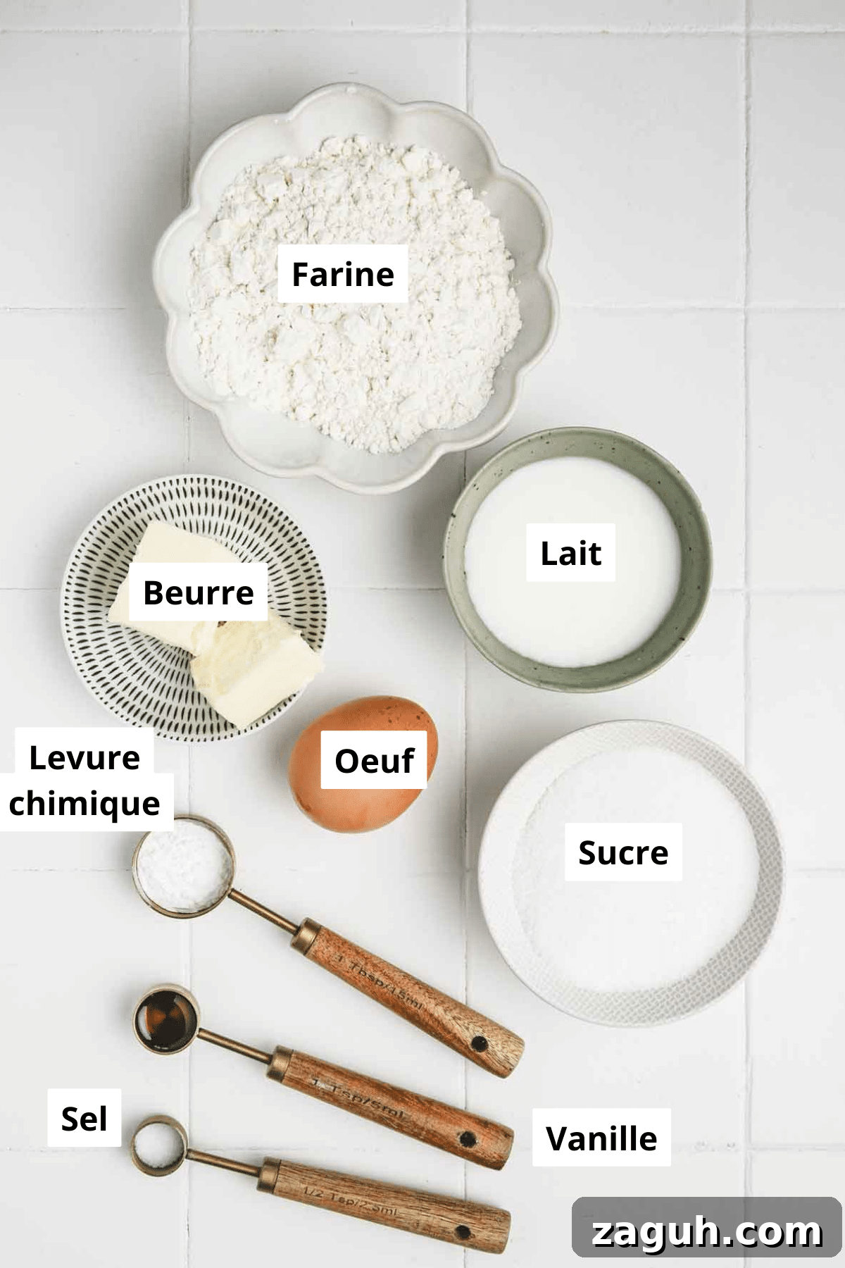 Vanilla Mini Cupcakes: Bite-Sized Sweet Treats You’ll Love 3 bols avec des ingrédients