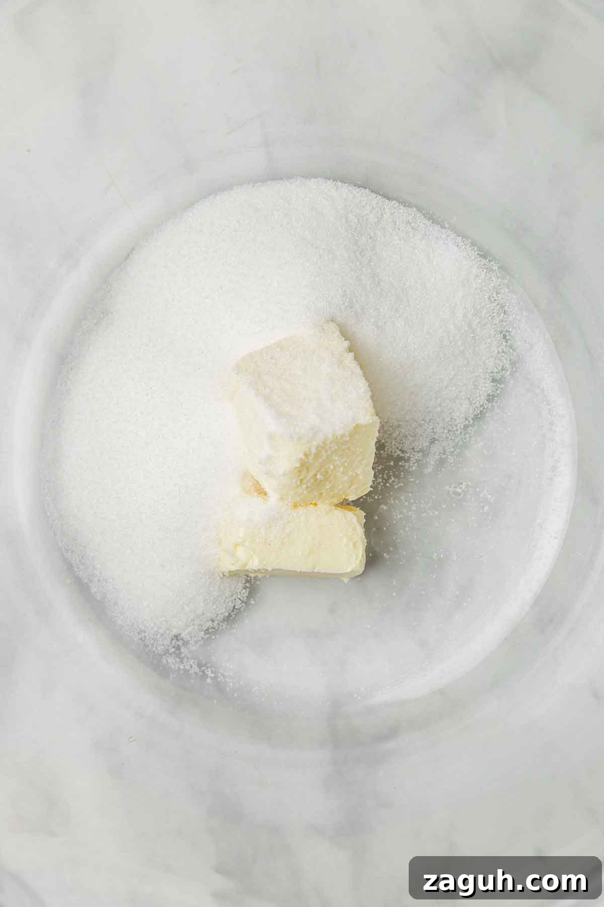 Vanilla Mini Cupcakes: Bite-Sized Sweet Treats You’ll Love 4 saladier avec beurre et sucre