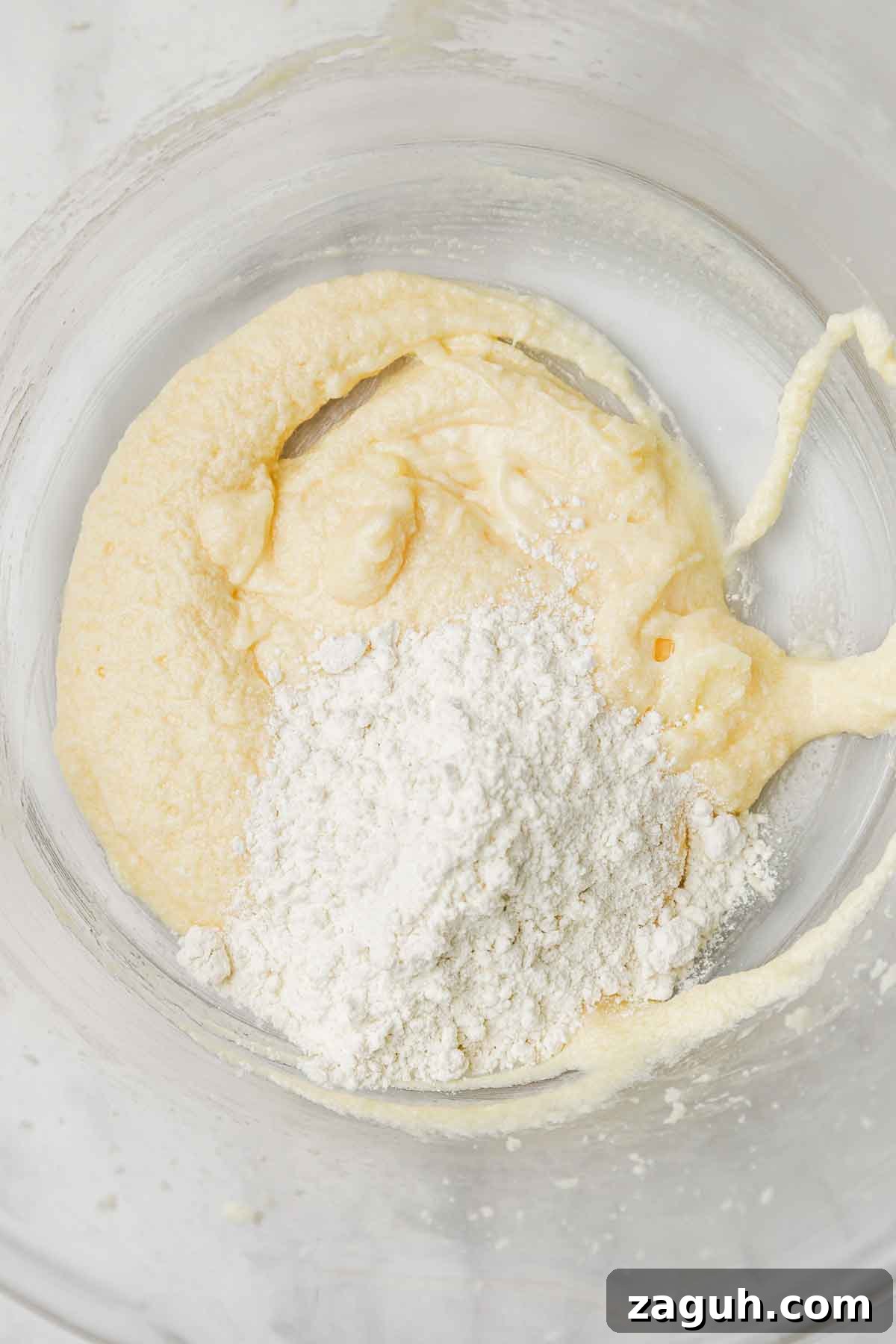 Vanilla Mini Cupcakes: Bite-Sized Sweet Treats You’ll Love 6 saladier avec pâte à cupcakes et farine