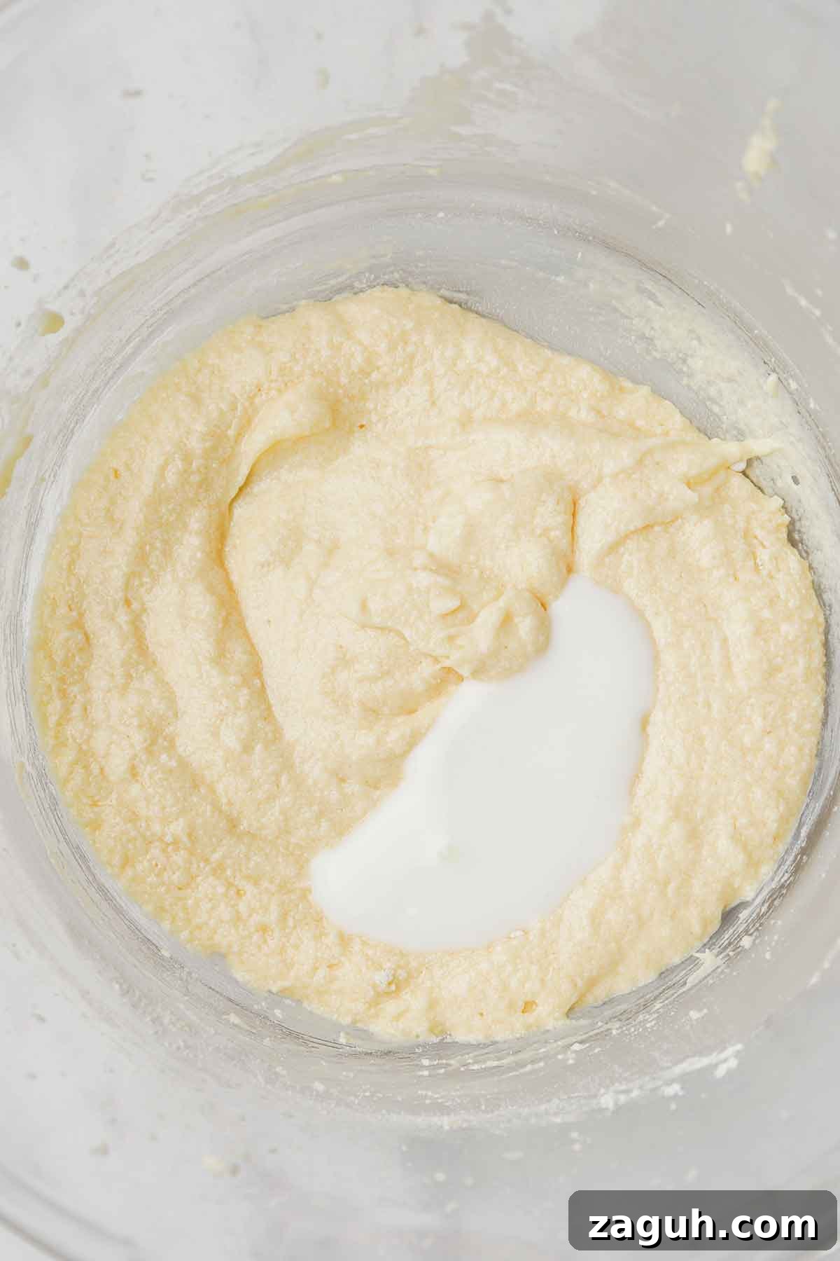 Vanilla Mini Cupcakes: Bite-Sized Sweet Treats You’ll Love 7 saladier avec pâte à cupcake et lait