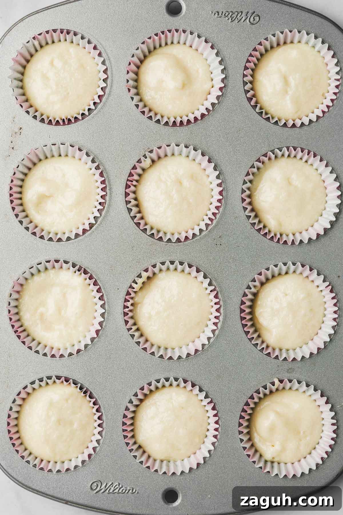 Vanilla Mini Cupcakes: Bite-Sized Sweet Treats You’ll Love 8 moule à cupcakes avec des cupcakes avant cuisson
