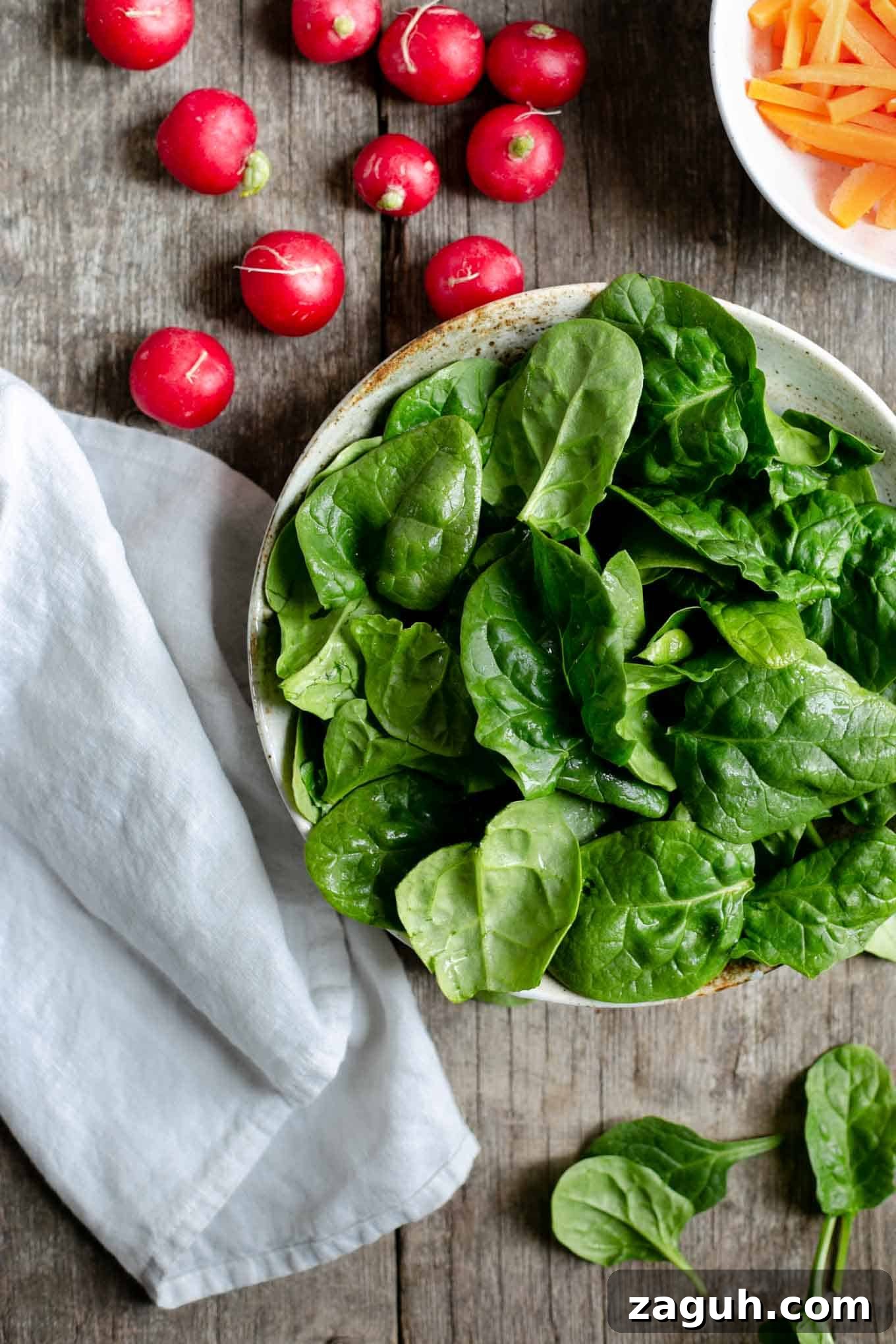 Crisp Spinach and Beetroot Salad with Lemon Vinaigrette 3 Fresh, super-clean spinach and beetroot salad #veganrecipe #saladrecipe #healthyfood | via @annabanana.co
