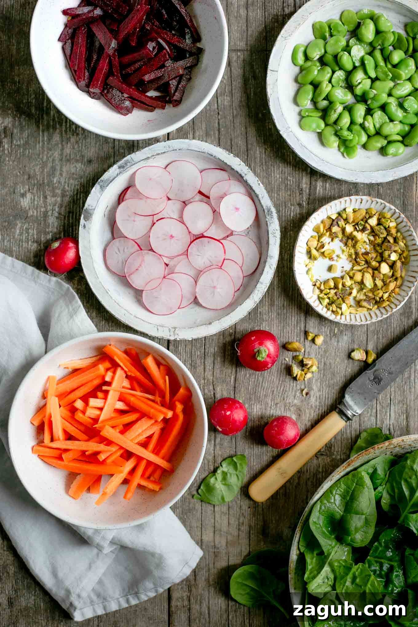 Crisp Spinach and Beetroot Salad with Lemon Vinaigrette 5 Spinach and beetroot salad with fresh vegetables #veganrecipe #healthysalad #cleaneating | via @annabanana.co