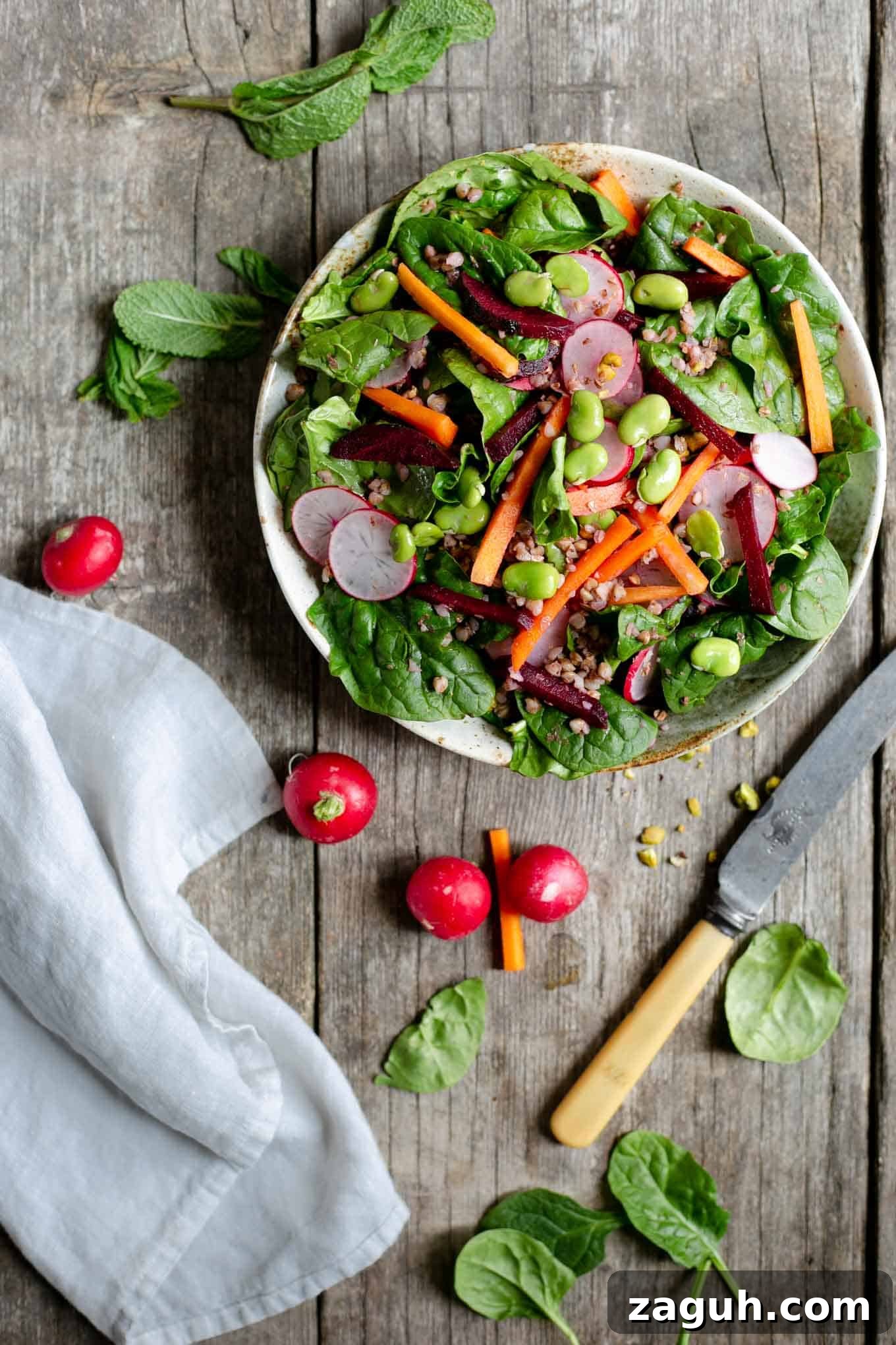 Crisp Spinach and Beetroot Salad with Lemon Vinaigrette 7 Super clean spinach and beetroot salad #saladrecipe #veganfood #plantbased #foodphotography | via @annabanana.co